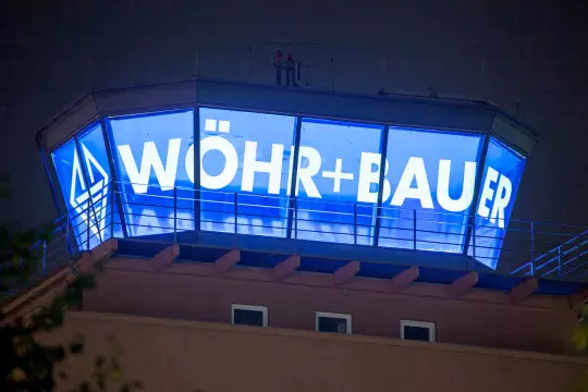 Referenzkunde Wöhr + Bauer GmbH - Logo am Tower Flughafen München